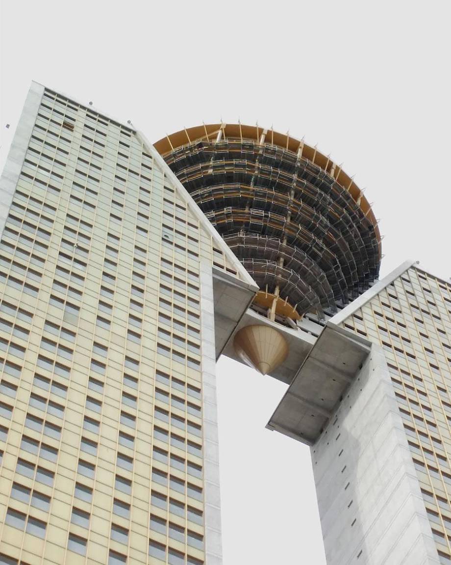 Andamio sobre el edificio Intempo de Benidorm (Alicante)