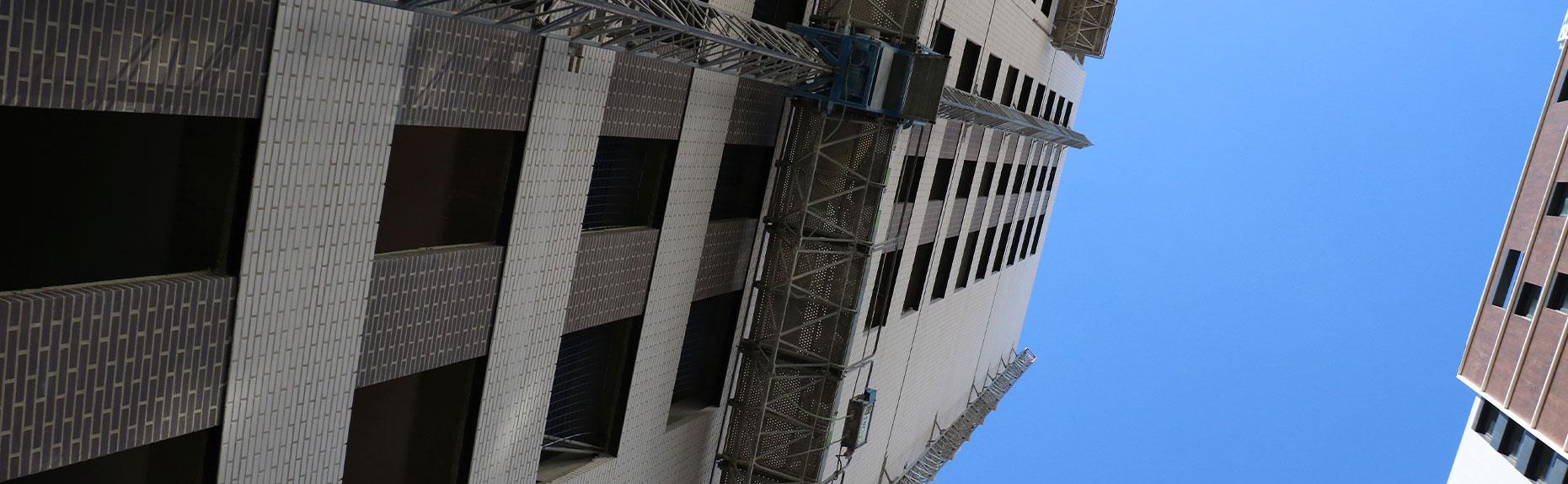 Vista parcial de un edificio con instalación de un andamio de cremallera.