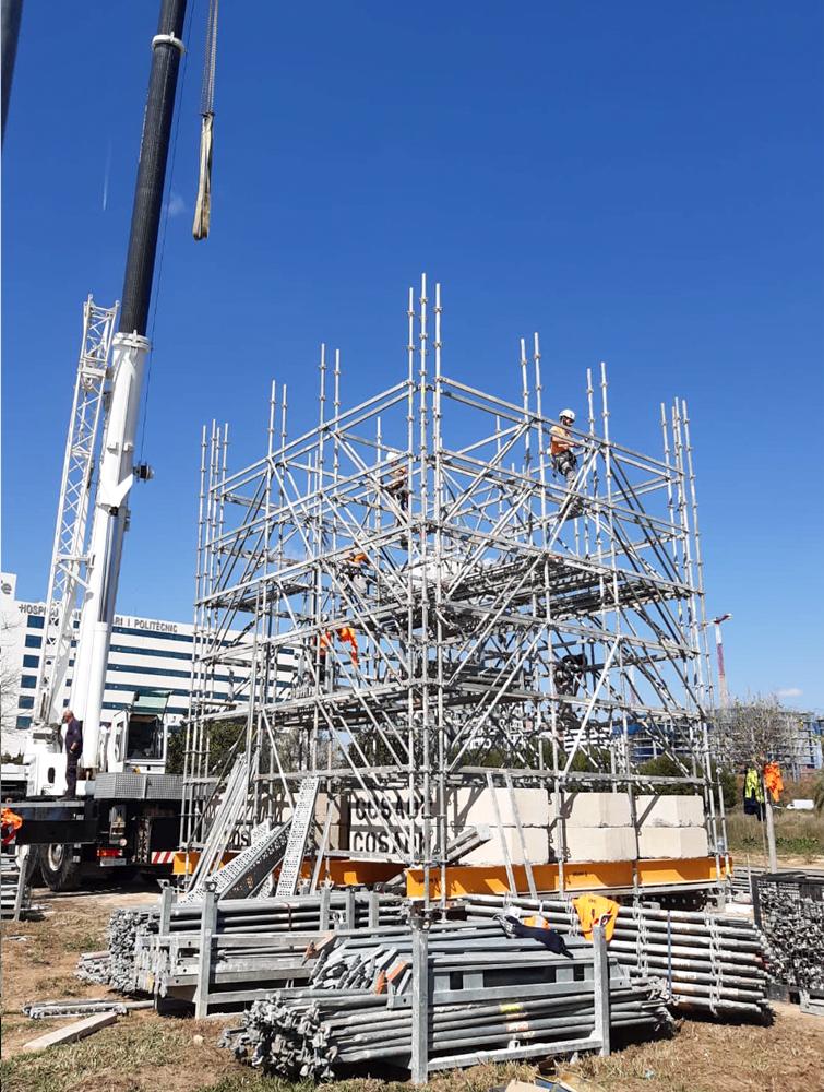 Montaje e instalación de andamio para las Torres de Vacunación en Valencia. Una grúa móvil a la izquierda.