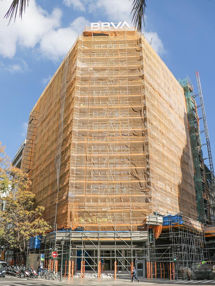 Vista del edificio BBVA de Valencia con andamio multidireccional cubriendo toda la fachada. 