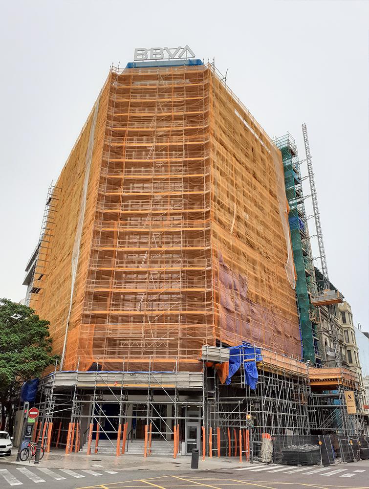 Vista de la fachada del edificio BBVA de Valencia con andamio multidireccional.