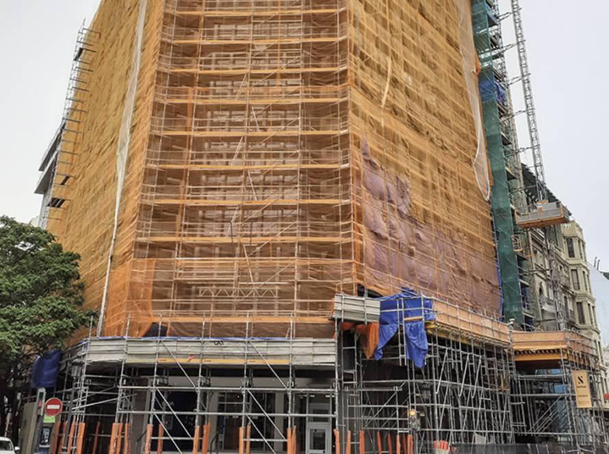 Proyecto de rehabilitación de fachada en el edificio del banco BBVA de Valencia con andamio multidireccional.