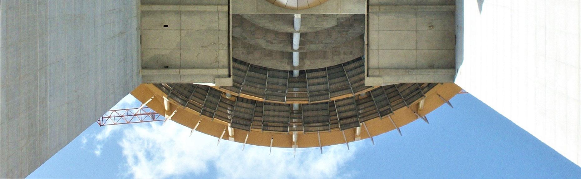 Edificio Intempo en construcción con andamio suspendido.