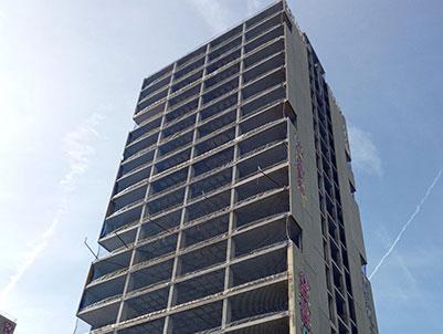 Rascacielos en construcción visto desde abajo